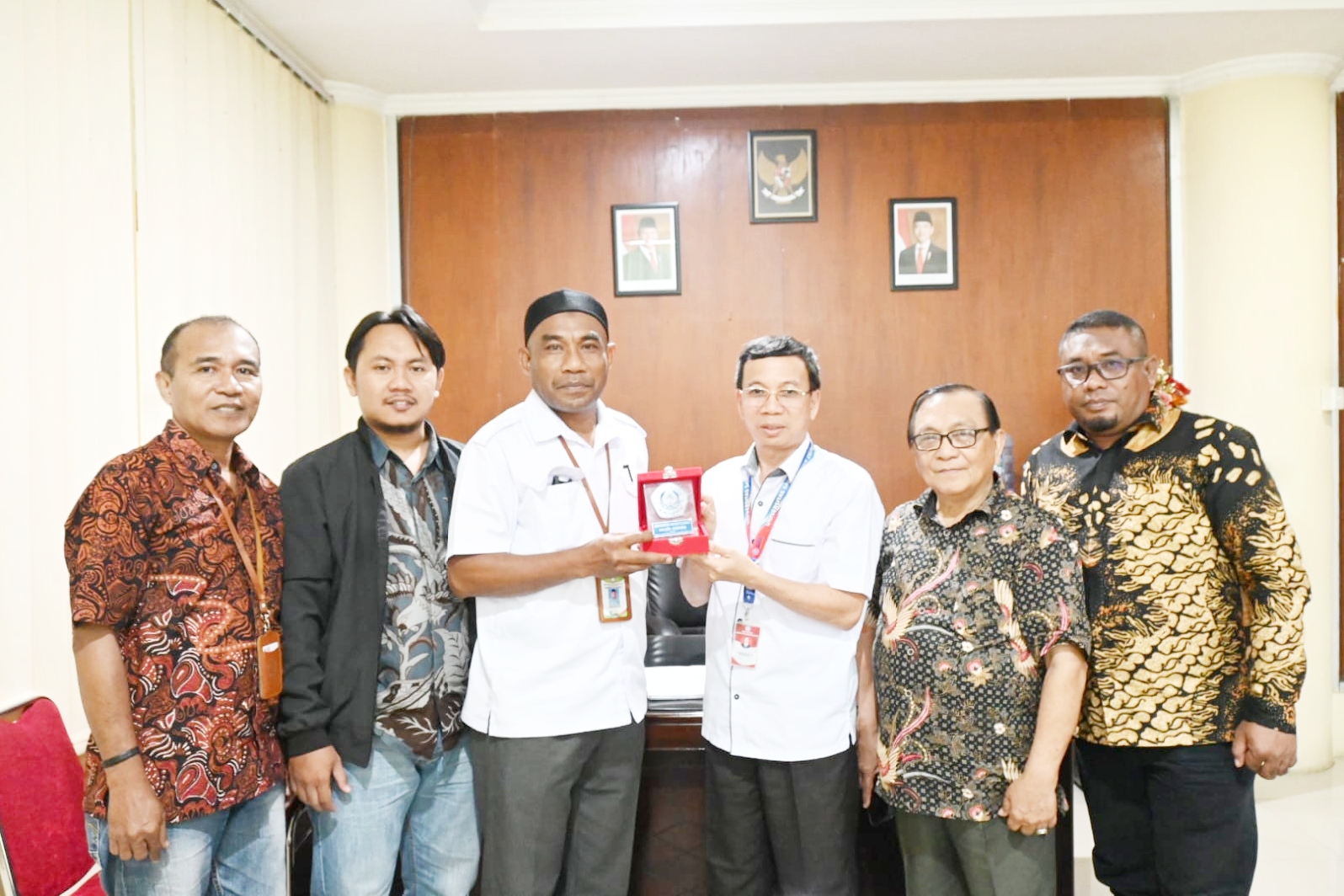 Kabiro Umum dan Keuangan Unsrat Terima Kunjungan Benchmarking PPID dari Unkhair